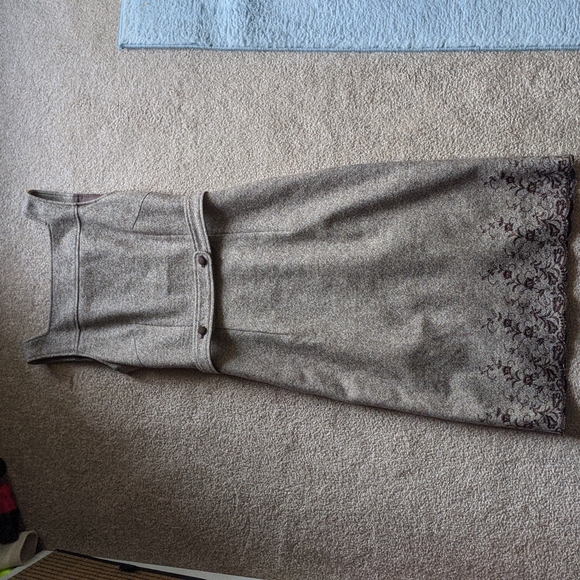 Beautiful knee length Kumikyoku dress with floral embroidery. - Picture 1 of 4